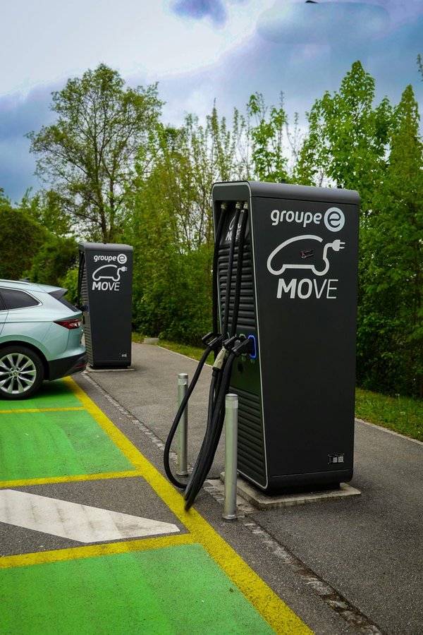 Borne de recharge rapide : rechargez votre voiture en un clin d'œil!